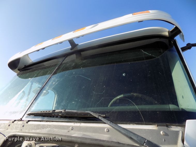 image for item DG2489 2006 Freightliner Columbia 112 semi truck