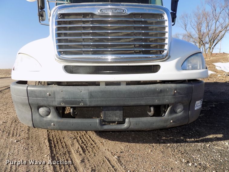 image for item DG2489 2006 Freightliner Columbia 112 semi truck