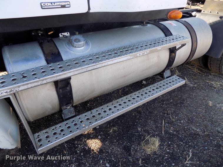 image for item DG2489 2006 Freightliner Columbia 112 semi truck