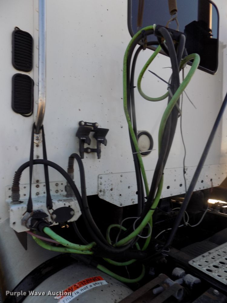 image for item DG2489 2006 Freightliner Columbia 112 semi truck