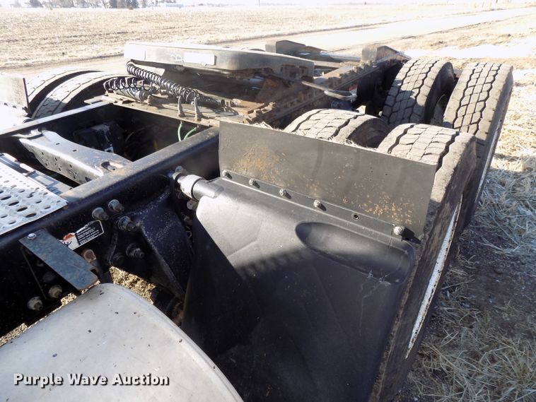 image for item DG2489 2006 Freightliner Columbia 112 semi truck