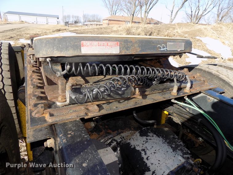 image for item DG2489 2006 Freightliner Columbia 112 semi truck