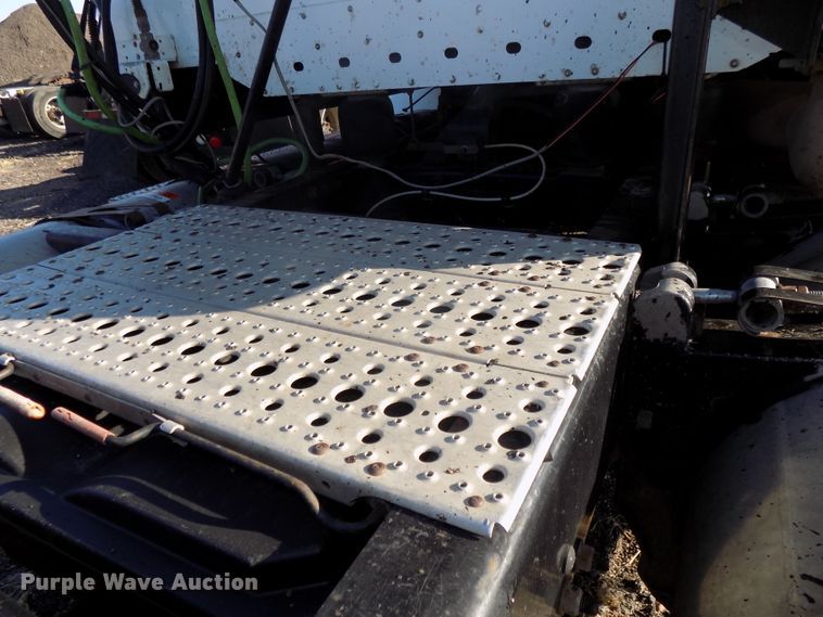 image for item DG2489 2006 Freightliner Columbia 112 semi truck