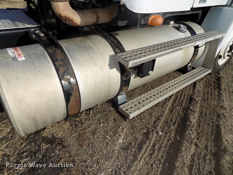 image for item DG2489 2006 Freightliner Columbia 112 semi truck