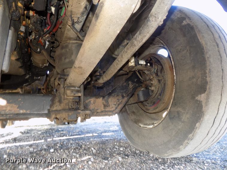 image for item DG2489 2006 Freightliner Columbia 112 semi truck