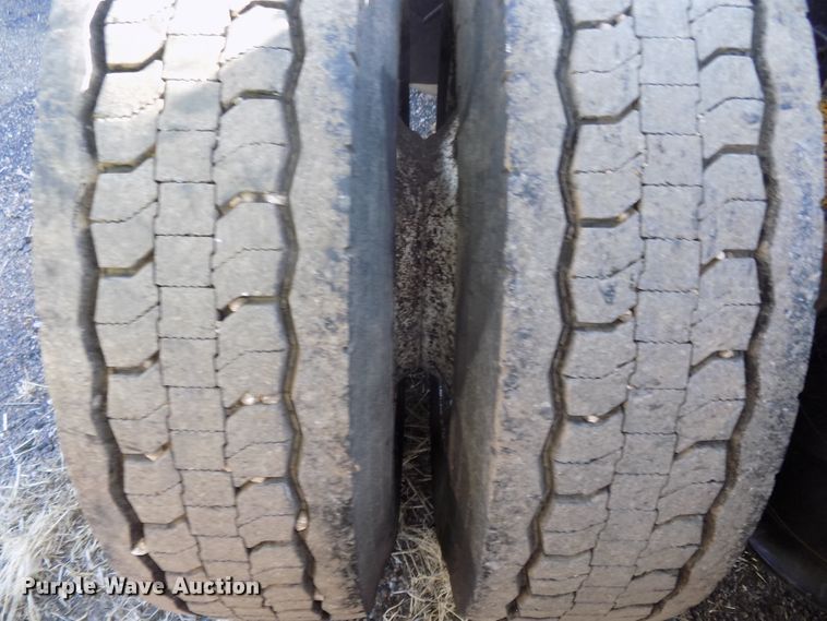 image for item DG2489 2006 Freightliner Columbia 112 semi truck