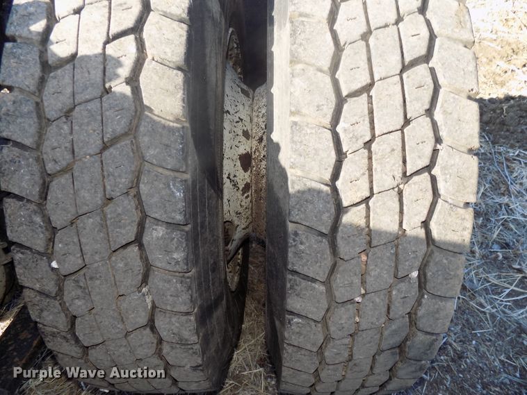 image for item DG2489 2006 Freightliner Columbia 112 semi truck