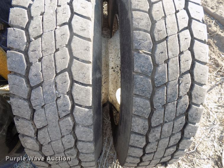 image for item DG2489 2006 Freightliner Columbia 112 semi truck