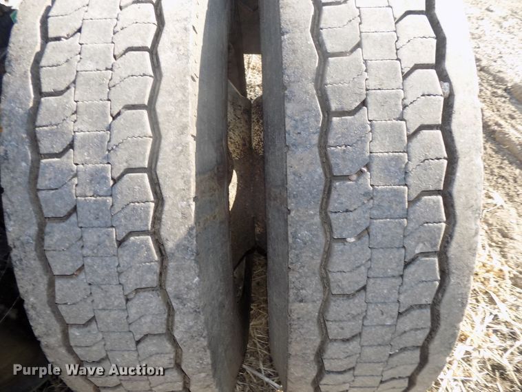 image for item DG2489 2006 Freightliner Columbia 112 semi truck