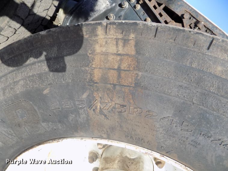 image for item DG2489 2006 Freightliner Columbia 112 semi truck