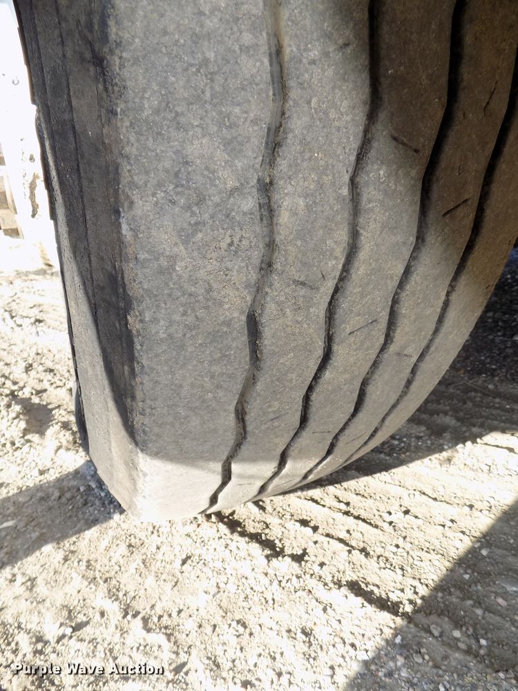 image for item DG2489 2006 Freightliner Columbia 112 semi truck