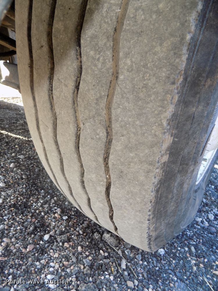 image for item DG2489 2006 Freightliner Columbia 112 semi truck