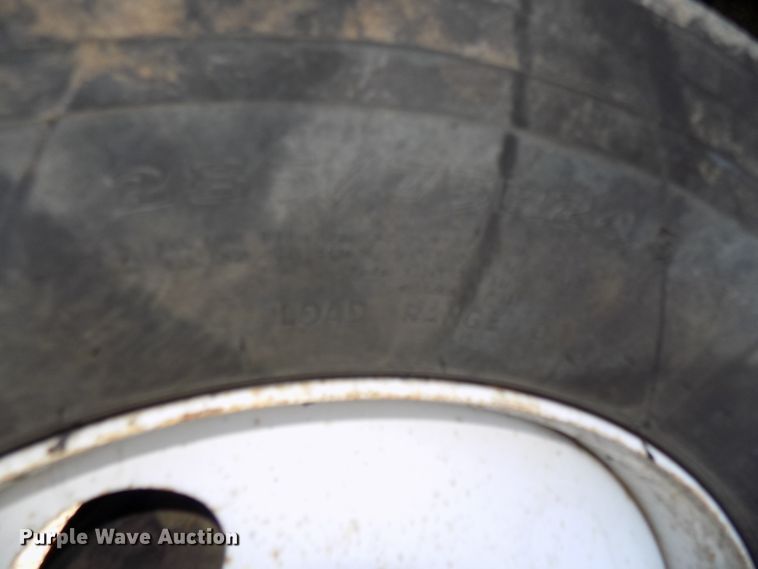 image for item DG2489 2006 Freightliner Columbia 112 semi truck