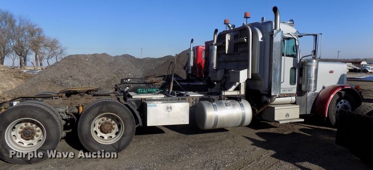 image for item DG2490 2007 Peterbilt 379 semi truck