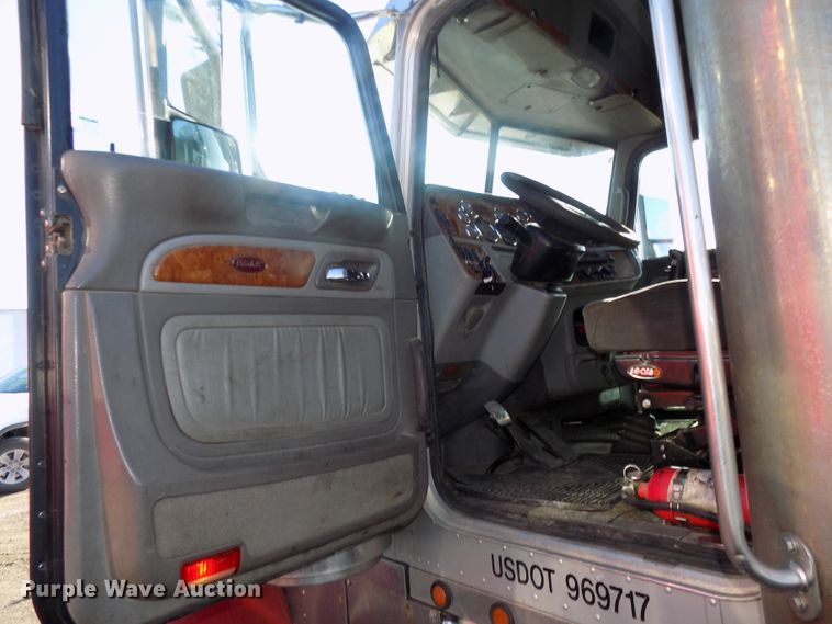 image for item DG2490 2007 Peterbilt 379 semi truck