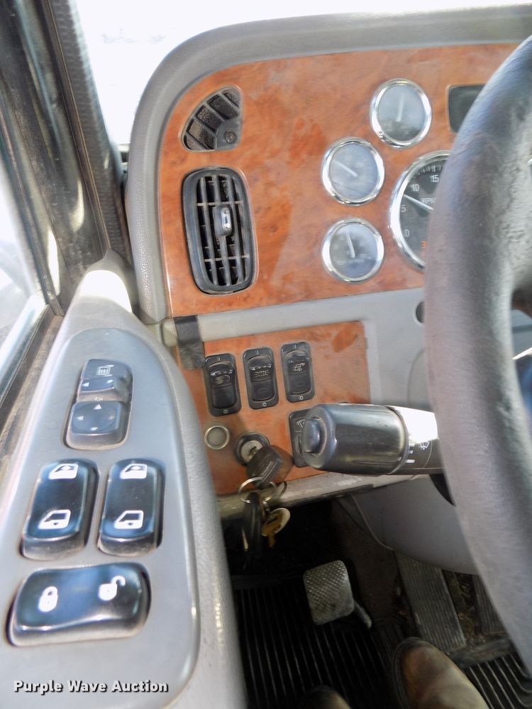 image for item DG2490 2007 Peterbilt 379 semi truck