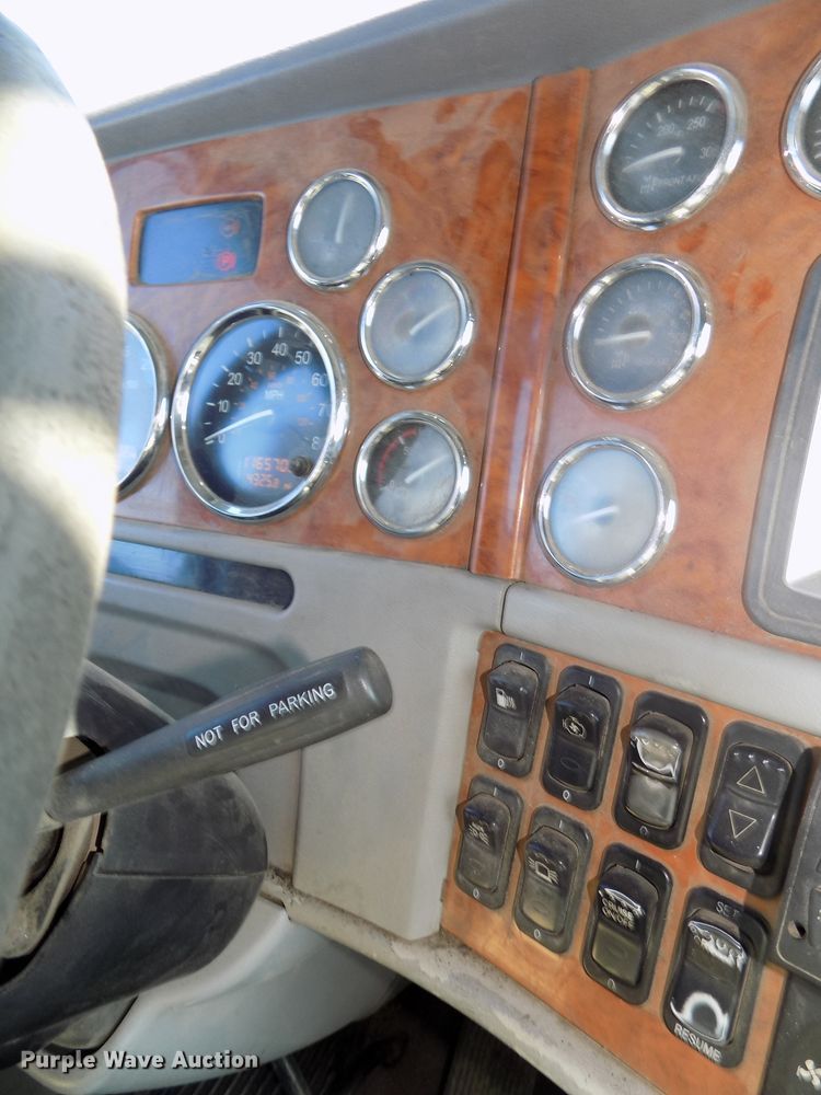 image for item DG2490 2007 Peterbilt 379 semi truck