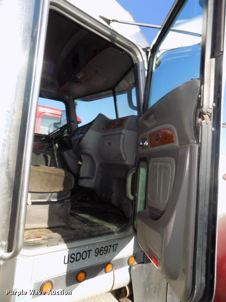 image for item DG2490 2007 Peterbilt 379 semi truck