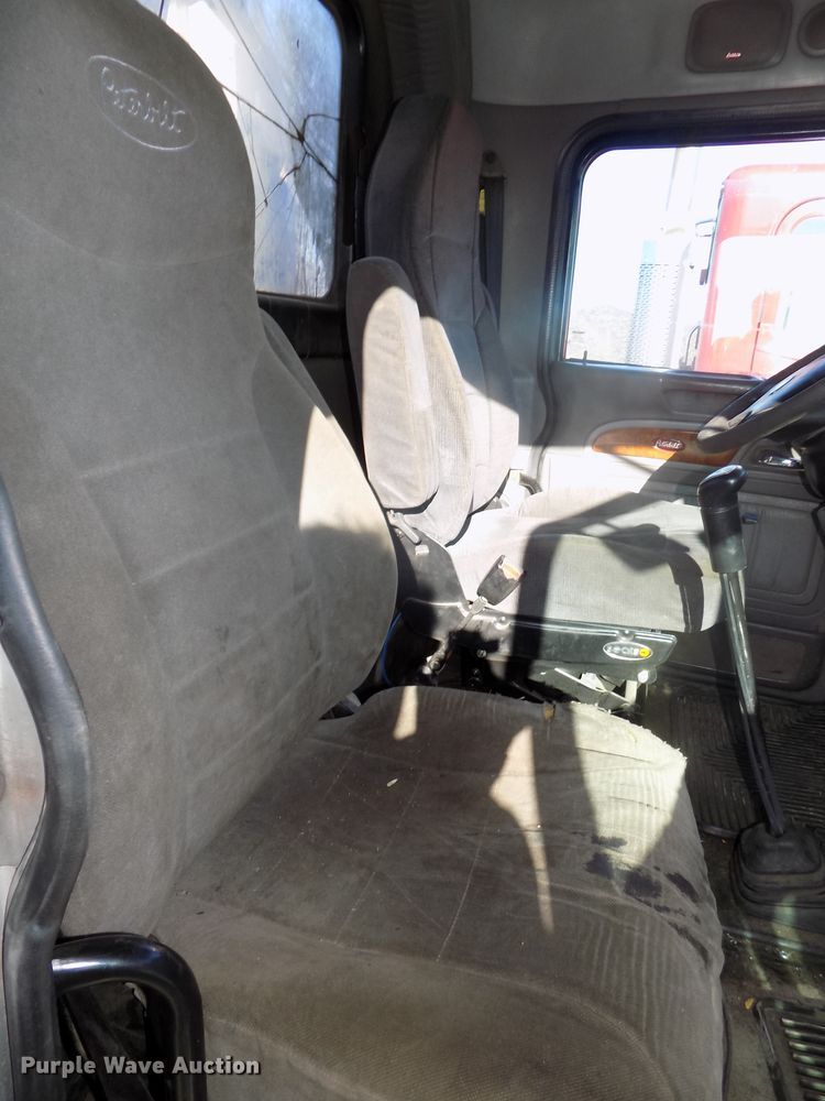 image for item DG2490 2007 Peterbilt 379 semi truck
