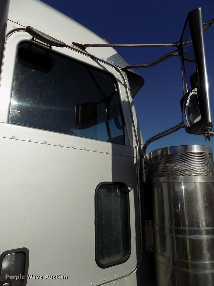 image for item DG2490 2007 Peterbilt 379 semi truck