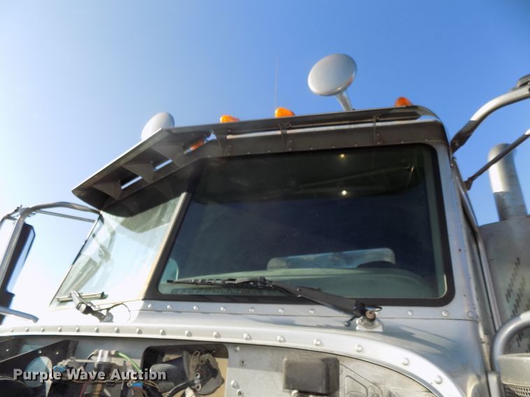 image for item DG2490 2007 Peterbilt 379 semi truck