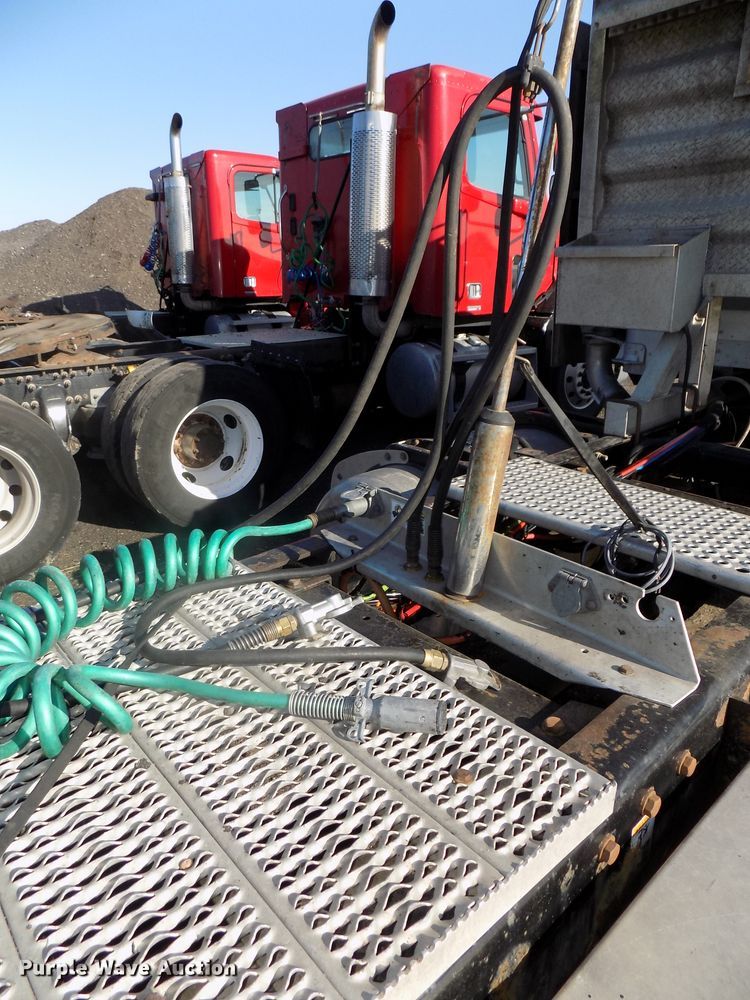 image for item DG2490 2007 Peterbilt 379 semi truck