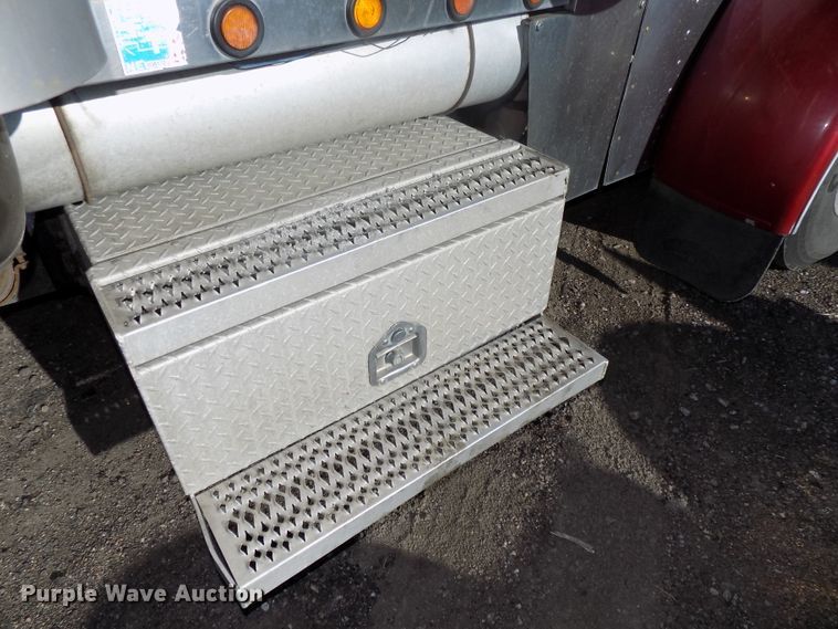 image for item DG2490 2007 Peterbilt 379 semi truck