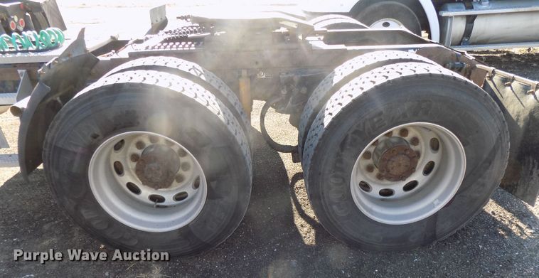 image for item DG2490 2007 Peterbilt 379 semi truck