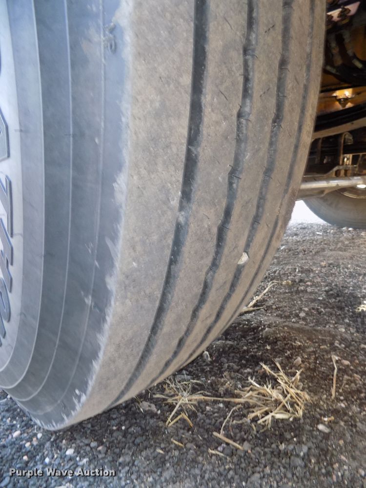 image for item DG2490 2007 Peterbilt 379 semi truck