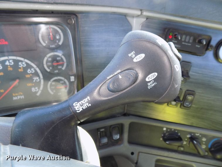 image for item DG2491 2005 Freightliner Columbia semi truck