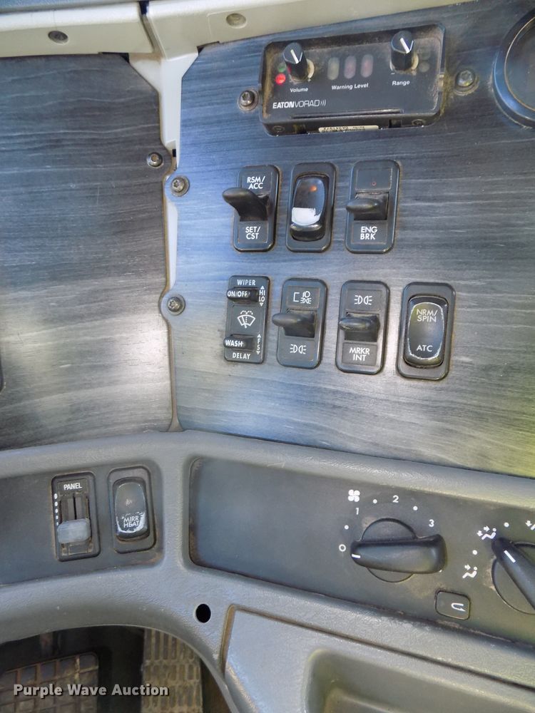 image for item DG2491 2005 Freightliner Columbia semi truck