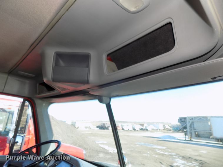 image for item DG2491 2005 Freightliner Columbia semi truck