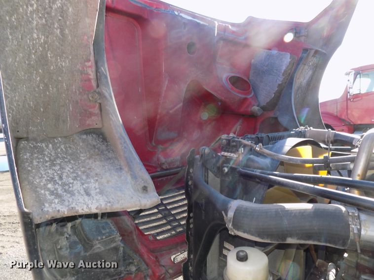 image for item DG2491 2005 Freightliner Columbia semi truck