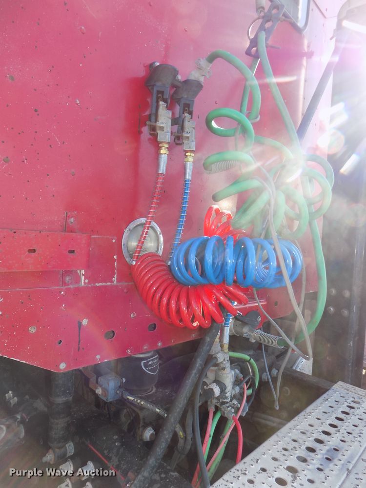 image for item DG2491 2005 Freightliner Columbia semi truck