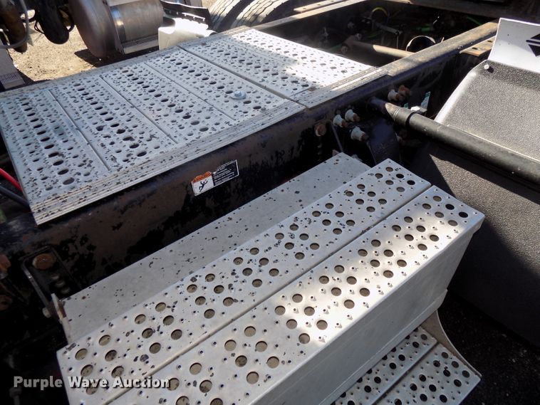 image for item DG2491 2005 Freightliner Columbia semi truck