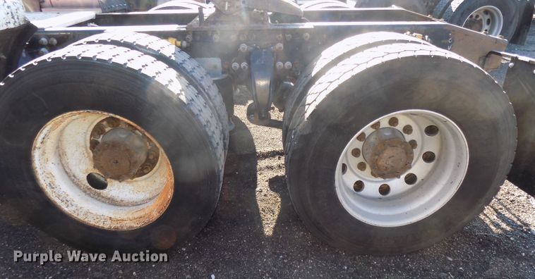 image for item DG2491 2005 Freightliner Columbia semi truck