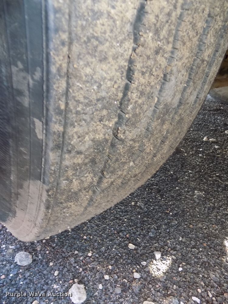 image for item DG2491 2005 Freightliner Columbia semi truck