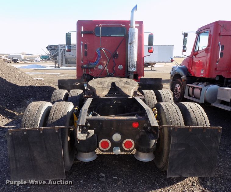 image for item DG2492 2006 Freightliner Columbia semi truck