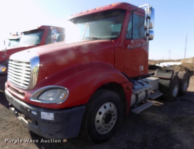 image for item DG2492 2006 Freightliner Columbia semi truck