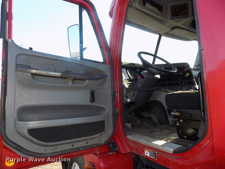 image for item DG2492 2006 Freightliner Columbia semi truck