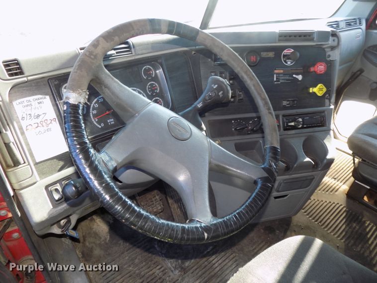 image for item DG2492 2006 Freightliner Columbia semi truck