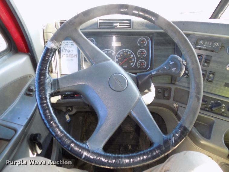 image for item DG2492 2006 Freightliner Columbia semi truck