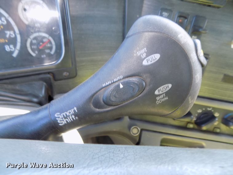 image for item DG2492 2006 Freightliner Columbia semi truck