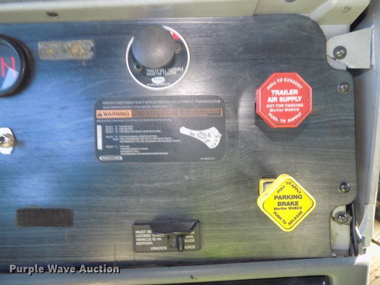 image for item DG2492 2006 Freightliner Columbia semi truck