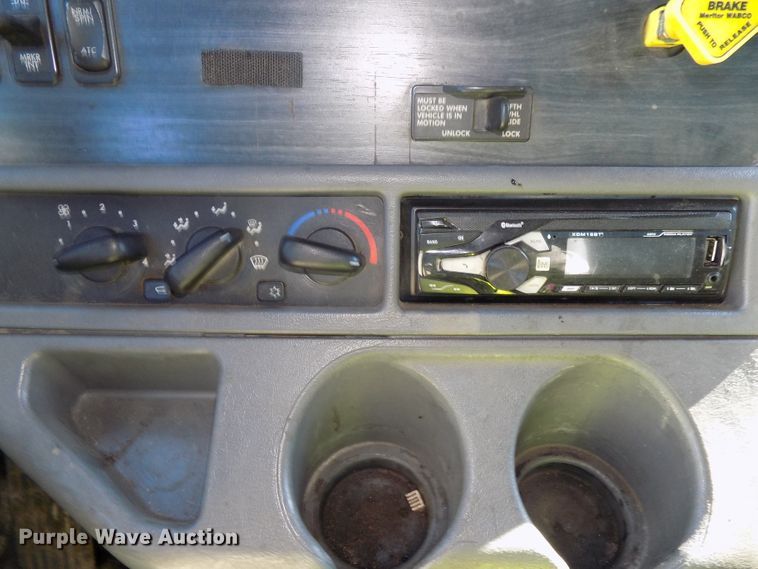 image for item DG2492 2006 Freightliner Columbia semi truck