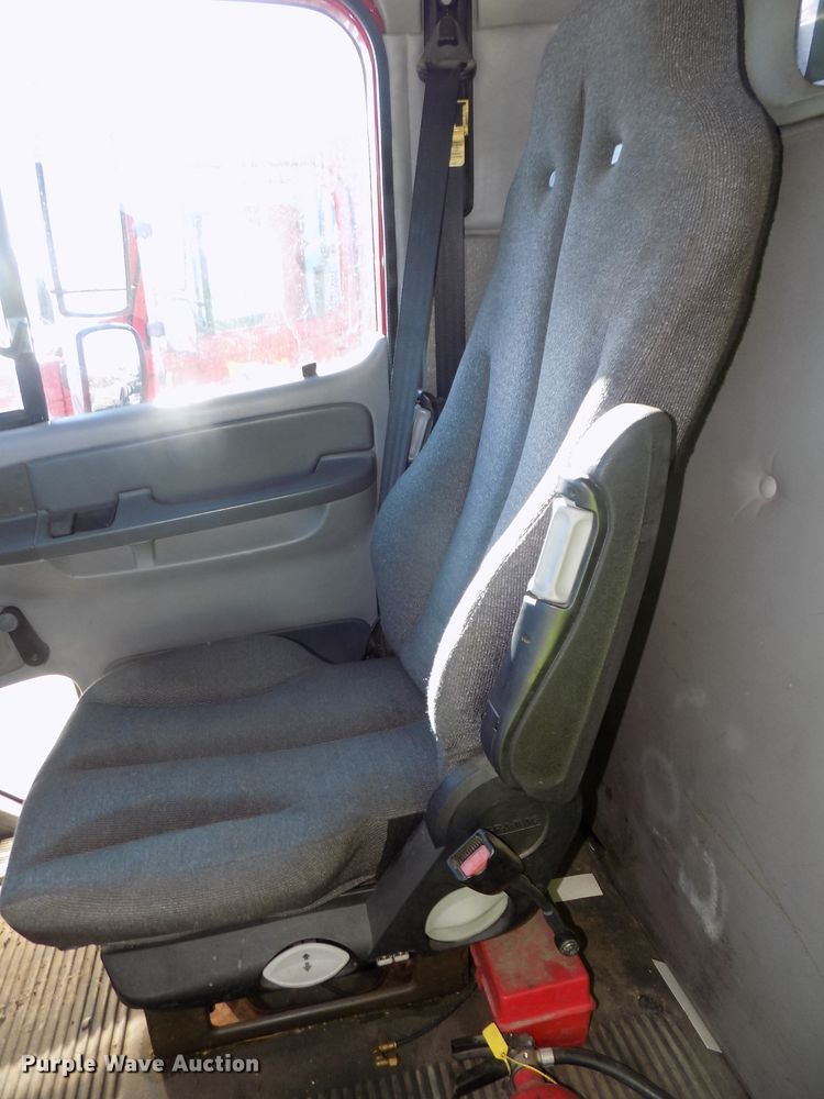 image for item DG2492 2006 Freightliner Columbia semi truck