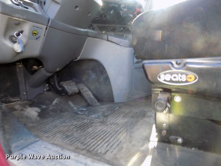 image for item DG2492 2006 Freightliner Columbia semi truck