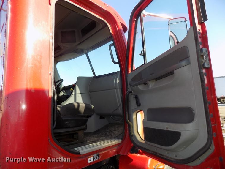 image for item DG2492 2006 Freightliner Columbia semi truck