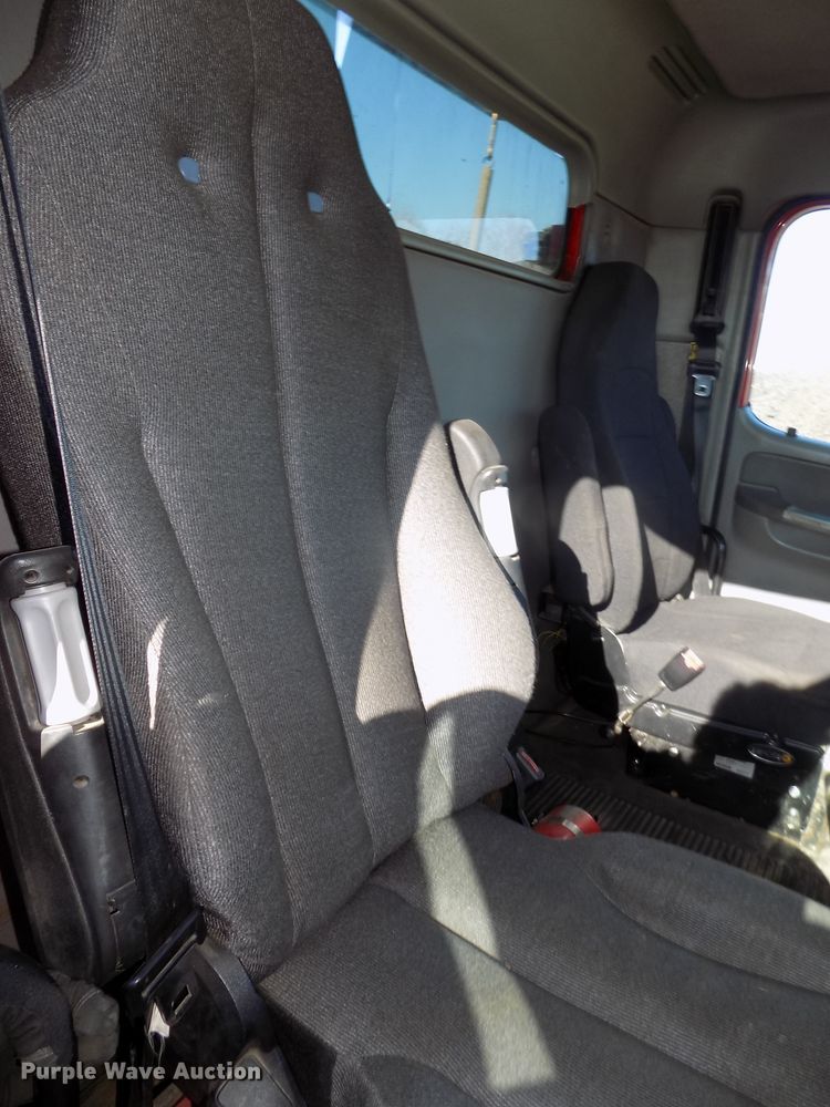 image for item DG2492 2006 Freightliner Columbia semi truck