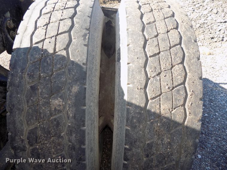 image for item DG2492 2006 Freightliner Columbia semi truck